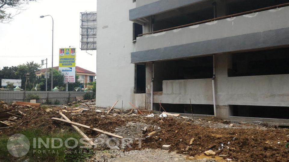 Kondisi sekitar tempat parkir Stadion Patriot Bekasi..